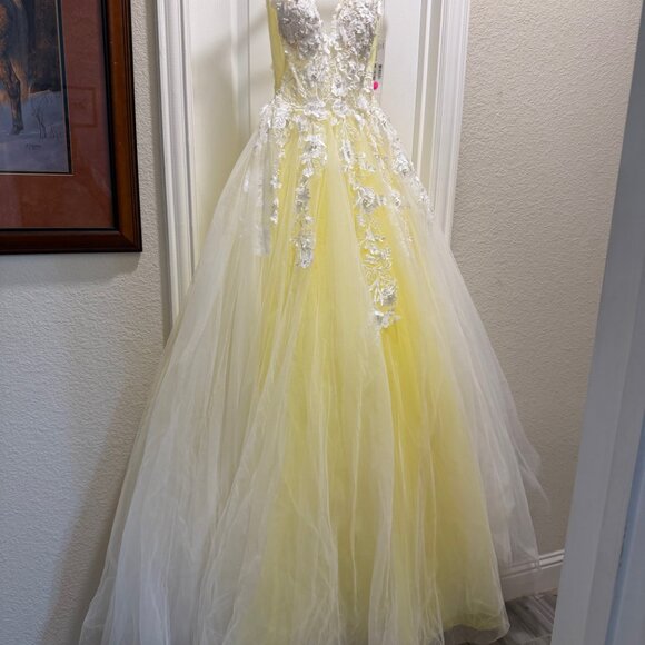 Jovani 55634 Sheer Floral Appliques Junior Prom V-Neck Ballgown Size 00 NWT - Picture 3 of 9